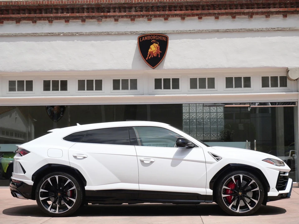 2022 Lamborghini Urus - Image 2 of 27