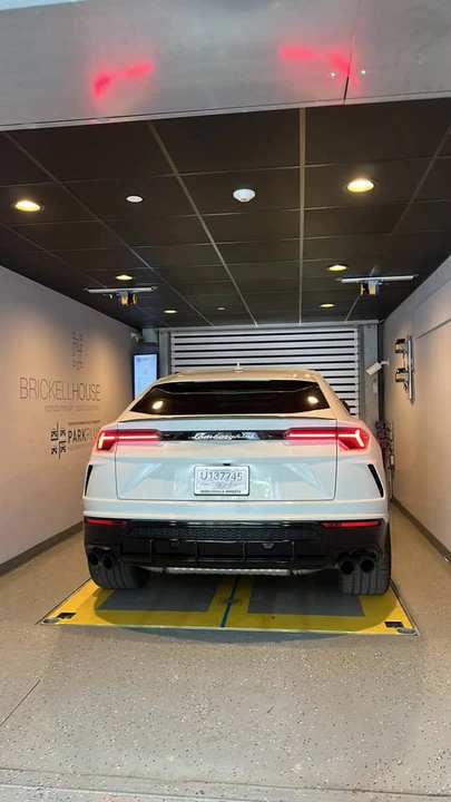 2022 Lamborghini Urus - Image 16 of 18