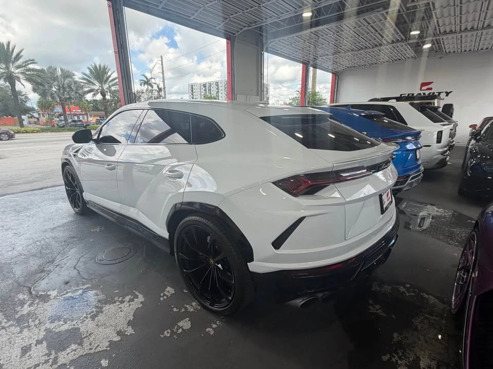 2022 Lamborghini Urus - Image 2 of 3