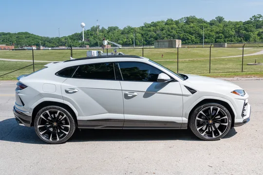 2022 Lamborghini Urus - Image 4 of 31
