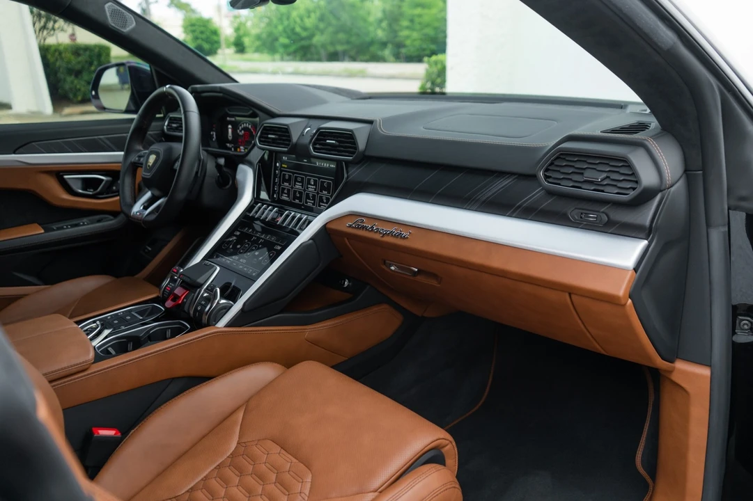 2022 Lamborghini Urus - Image 17 of 31