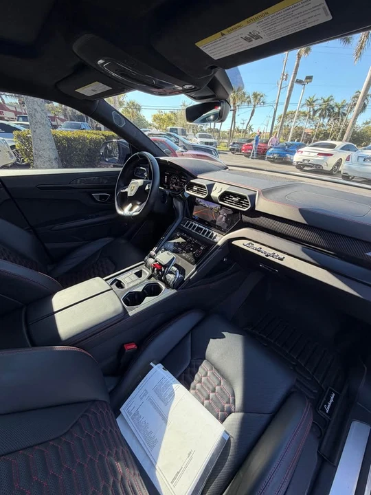 2022 Lamborghini Urus - Image 8 of 10
