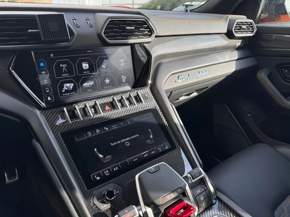 2022 Lamborghini Urus - Image 10 of 17