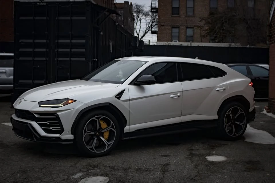 2022 Lamborghini Urus - Image 2 of 9