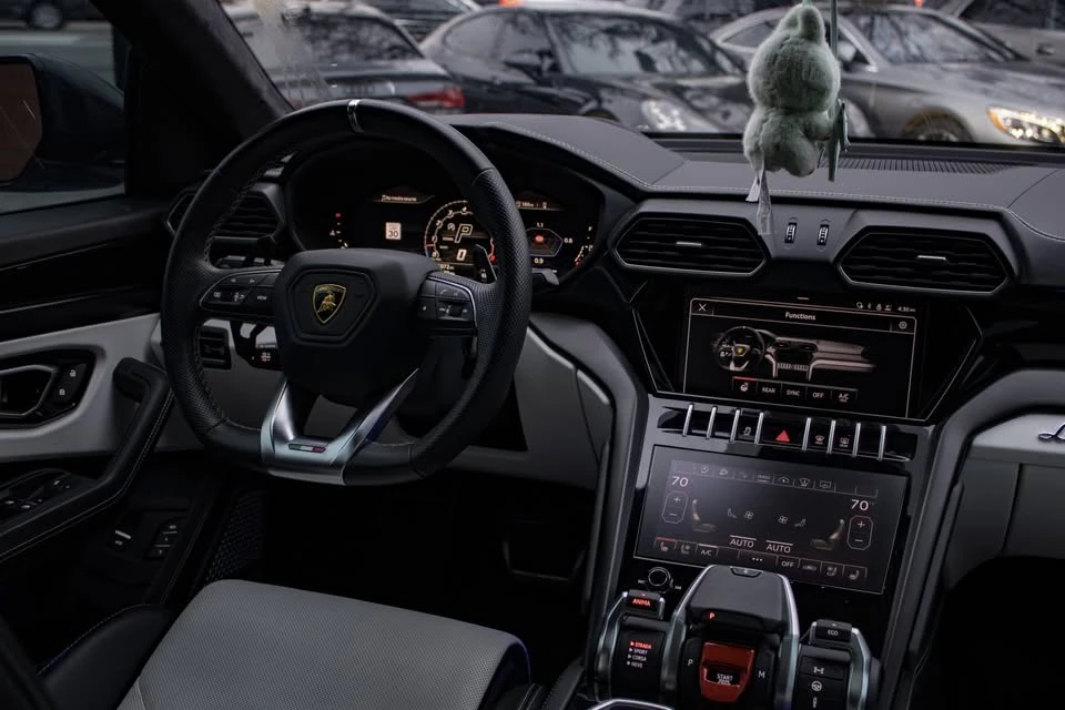 2022 Lamborghini Urus - Image 8 of 9