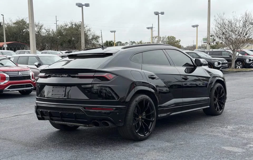 2022 Lamborghini Urus - Image 2 of 6