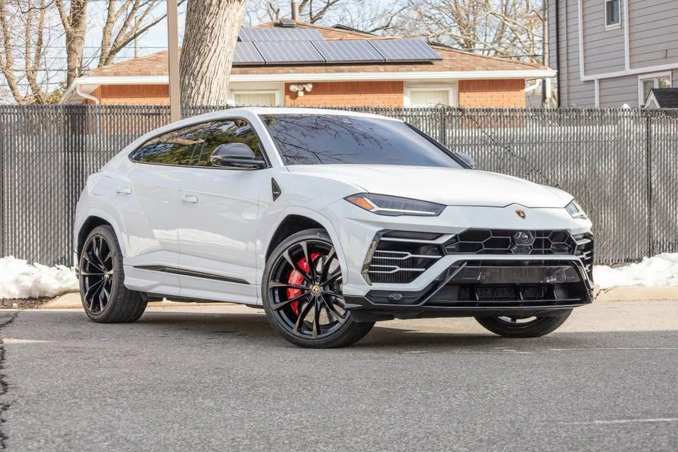 2022 Lamborghini Urus - Image 2 of 17