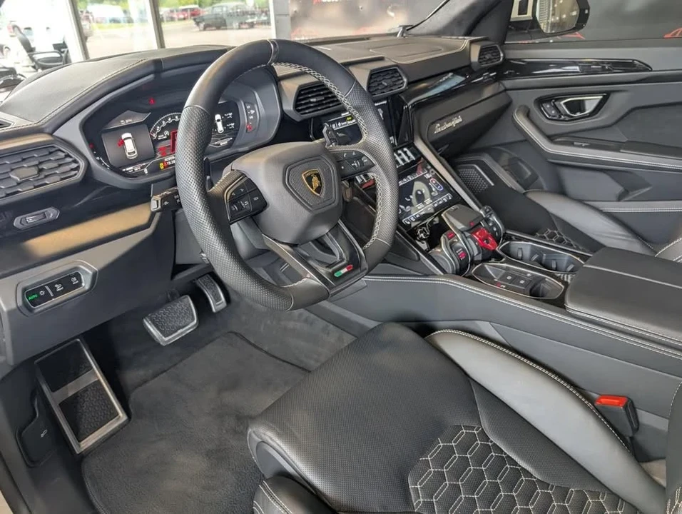 2022 Lamborghini Urus - Image 8 of 10