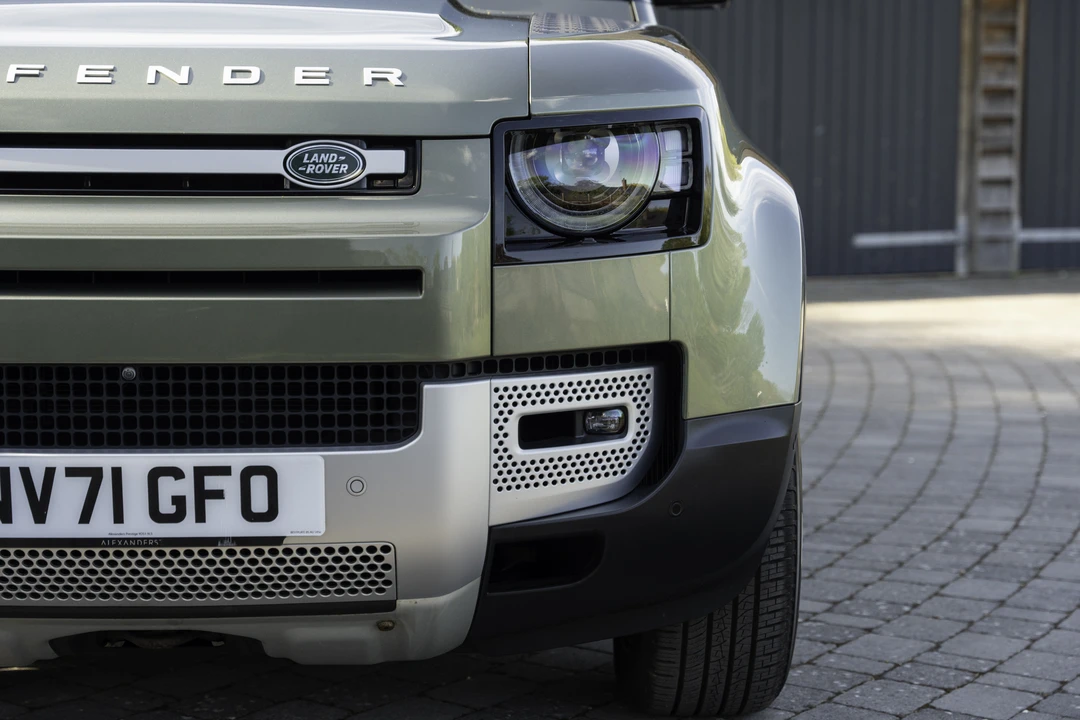 2022 Land Rover Defender L663 - Image 28 of 31
