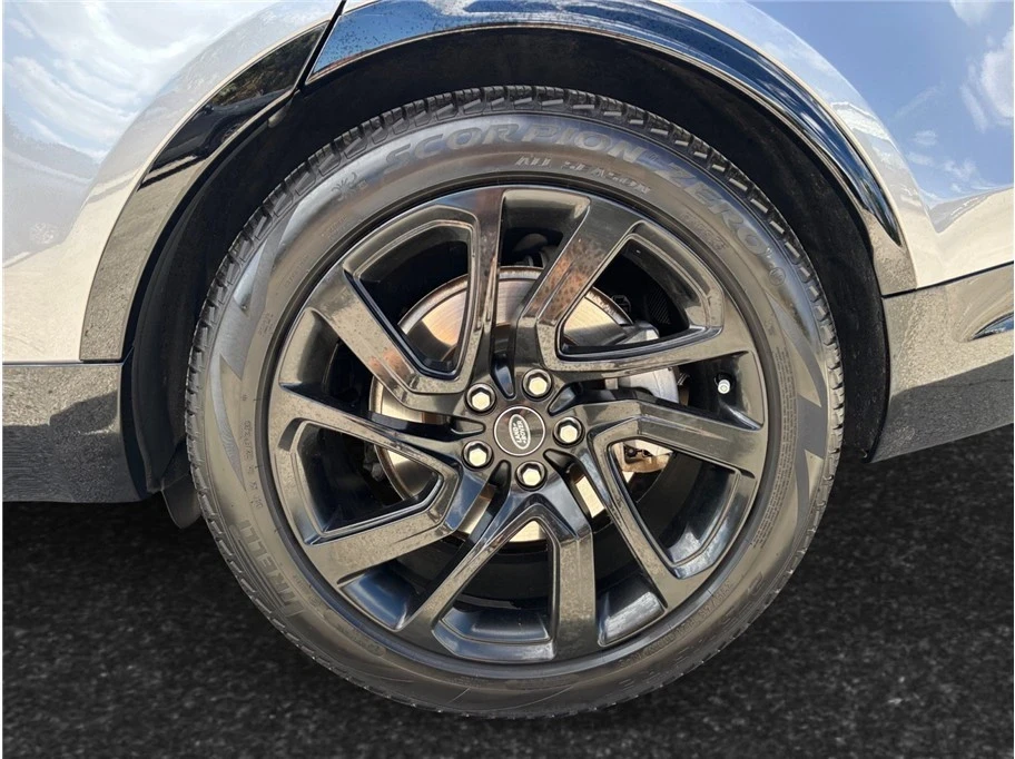 2022 Land Rover Discovery 5th Gen - Image 15 of 21