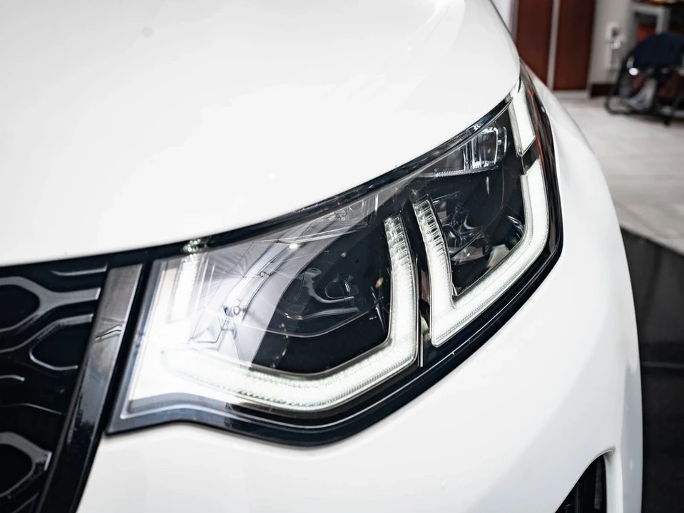 2022 Land Rover Discovery 5th Gen - Image 14 of 21