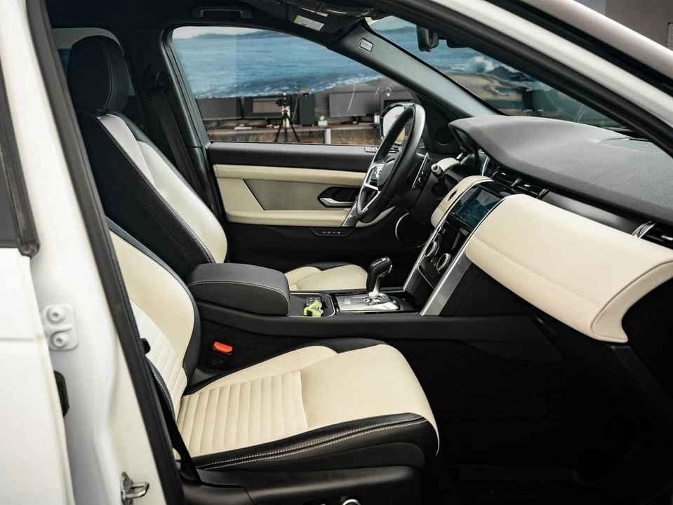 2022 Land Rover Discovery 5th Gen - Image 19 of 21