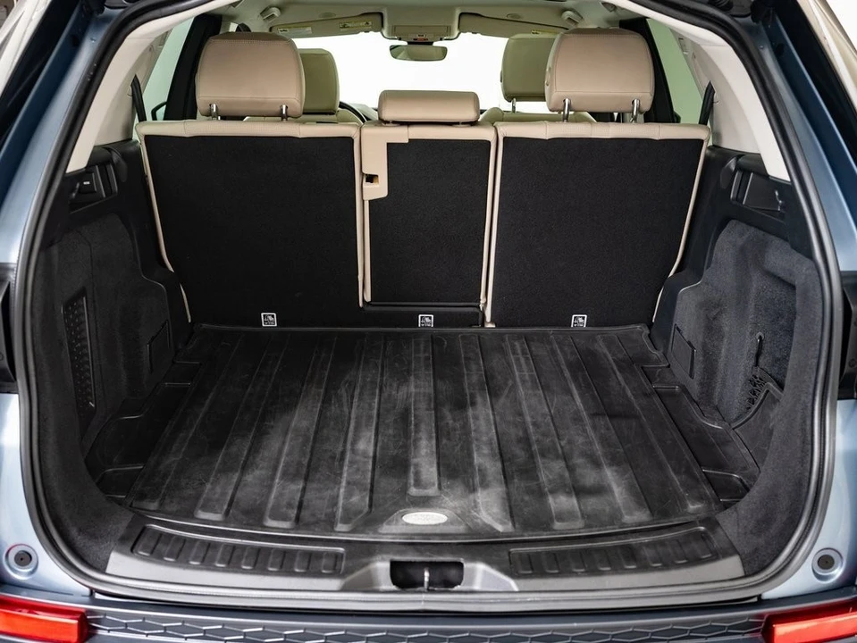 2022 Land Rover Discovery 5th Gen - Image 16 of 21