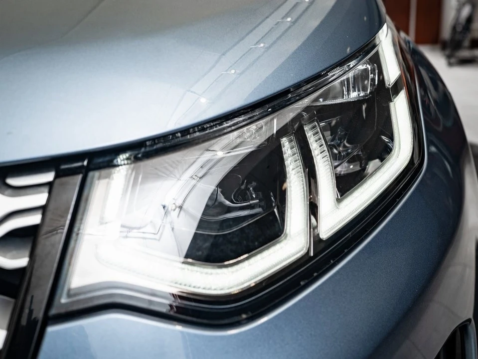 2022 Land Rover Discovery 5th Gen - Image 14 of 21