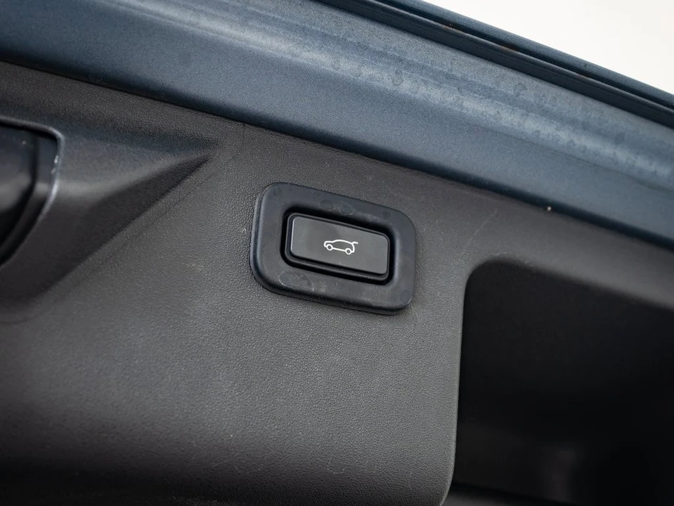 2022 Land Rover Discovery 5th Gen - Image 17 of 21