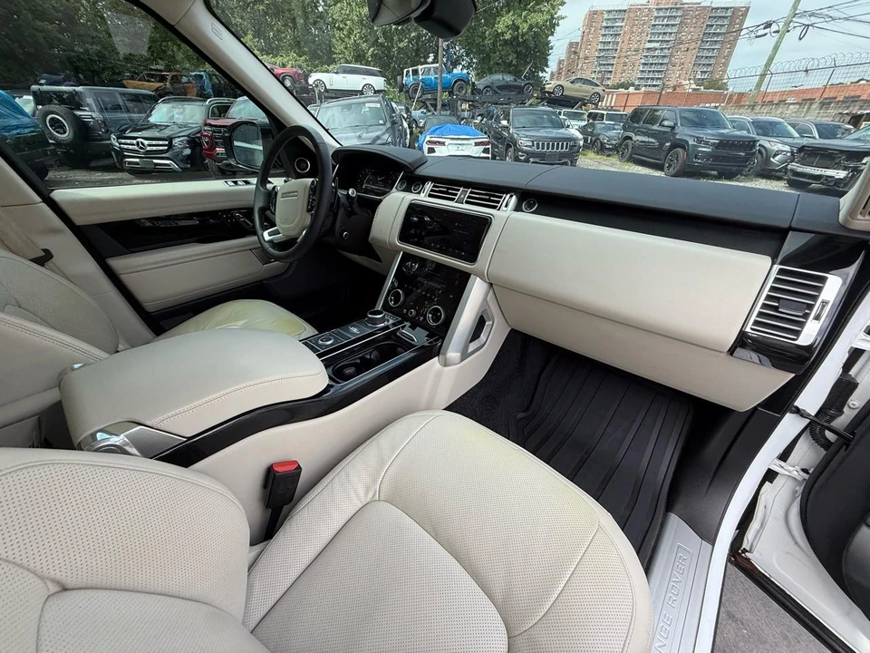 2022 Land Rover Range Rover L460 - Image 17 of 31
