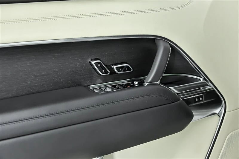 2022 Land Rover Range Rover L460 - Image 13 of 31