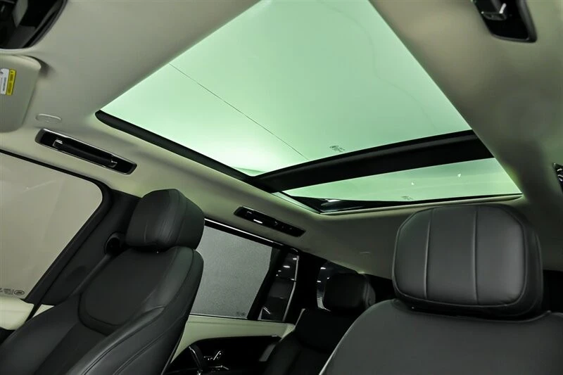 2022 Land Rover Range Rover L460 - Image 19 of 31