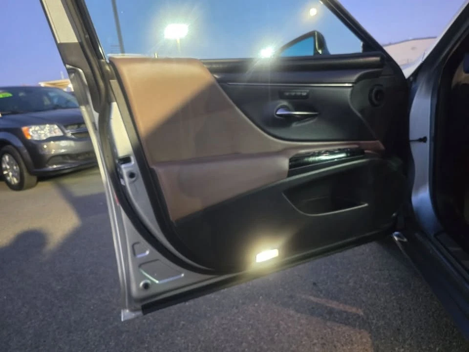 2022 Lexus ES 7th Gen - Image 18 of 20