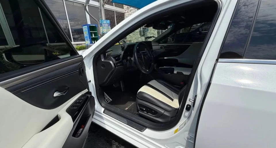 2022 Lexus ES 7th Gen - Image 7 of 8