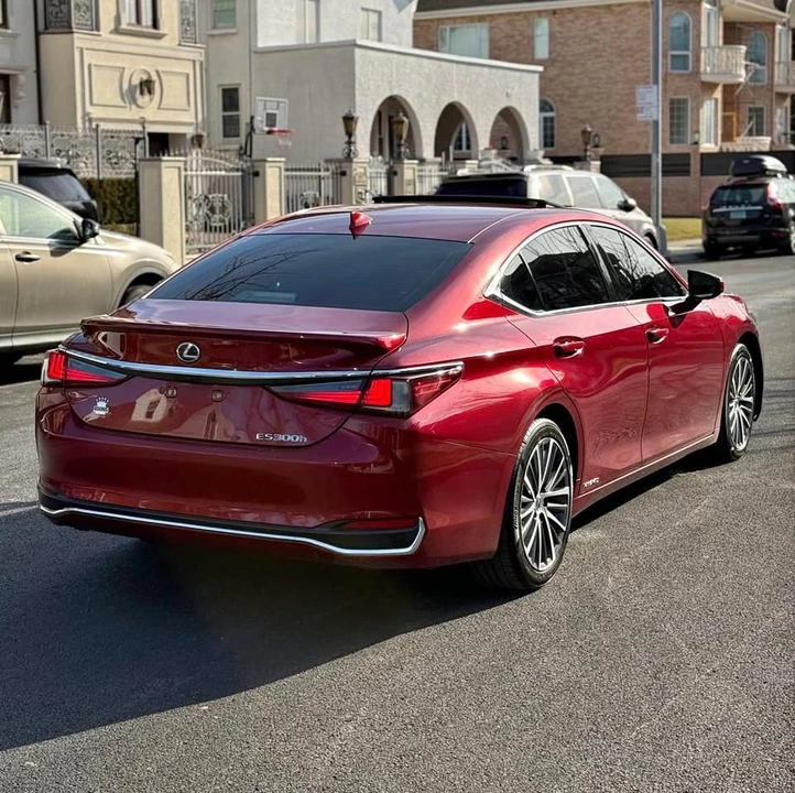 2022 Lexus ES 7th Gen - Image 2 of 12