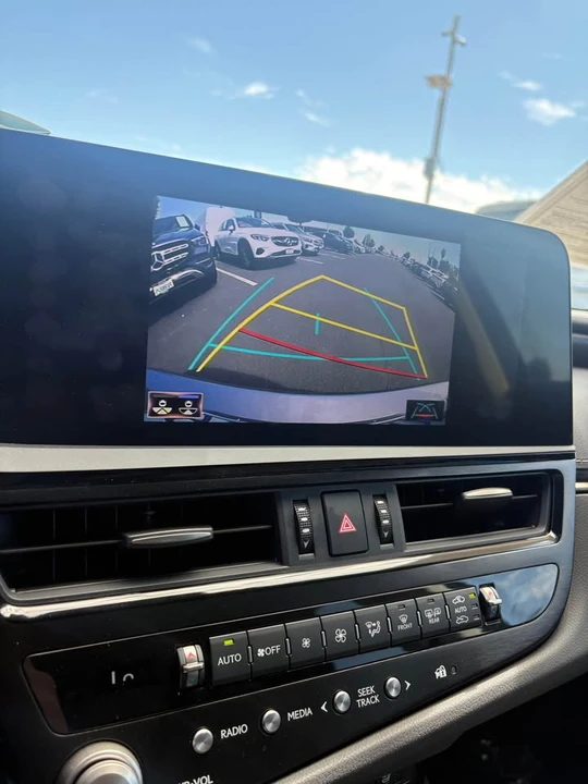 2022 Lexus ES 7th Gen - Image 9 of 13