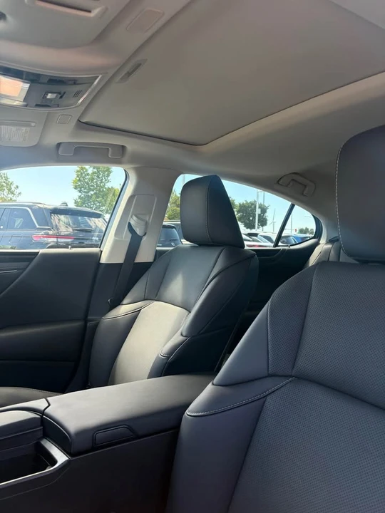 2022 Lexus ES 7th Gen - Image 7 of 13