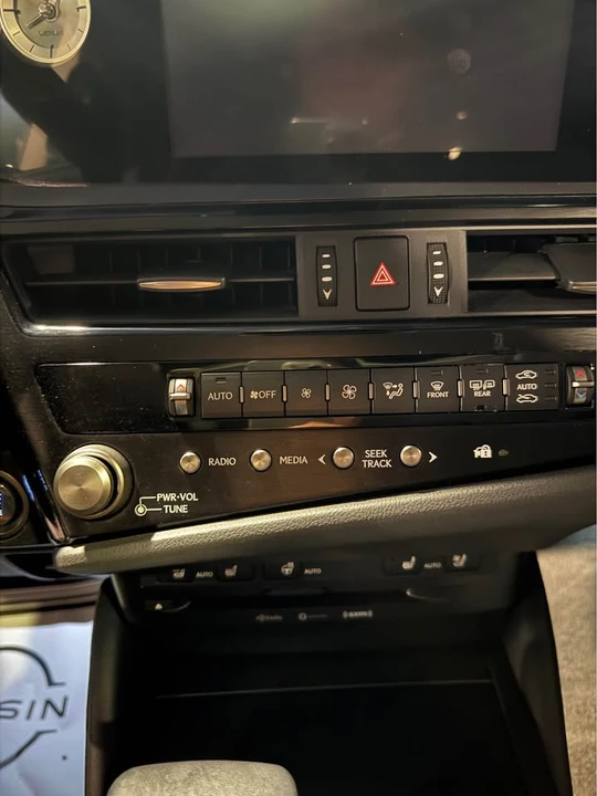 2022 Lexus ES 7th Gen - Image 8 of 11