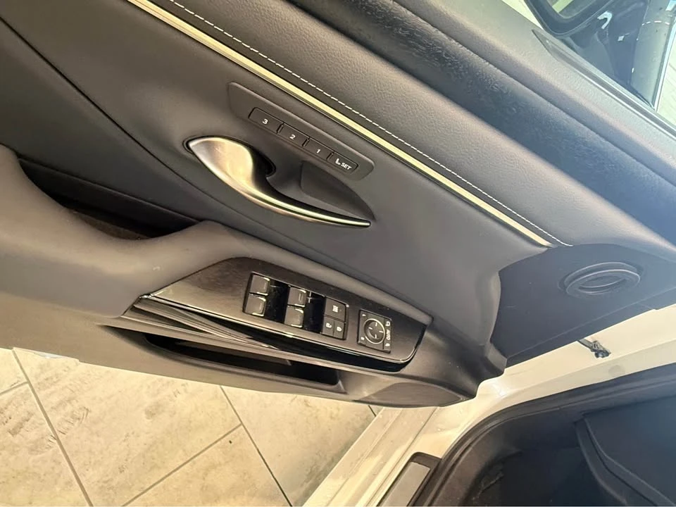 2022 Lexus ES 7th Gen - Image 10 of 11
