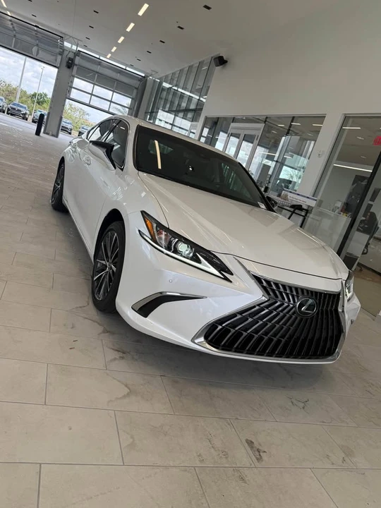 2022 Lexus ES 7th Gen - Image 2 of 11
