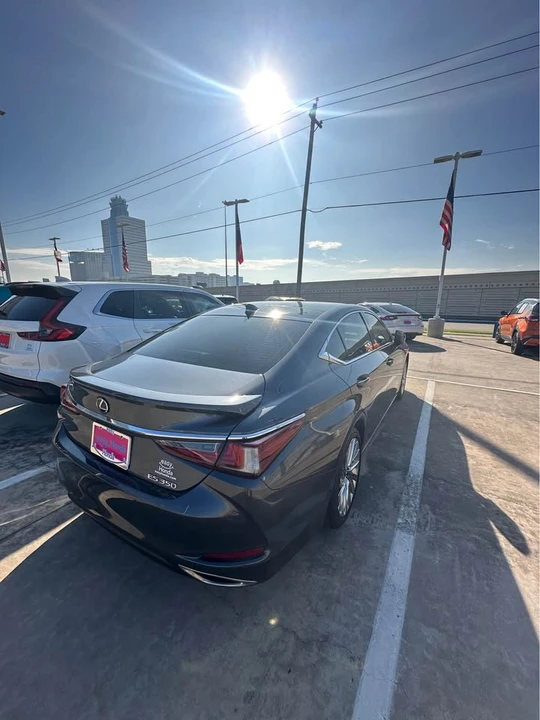 2022 Lexus ES 7th Gen - Image 8 of 9