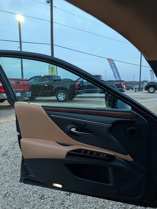 2022 Lexus ES 7th Gen - Image 15 of 18
