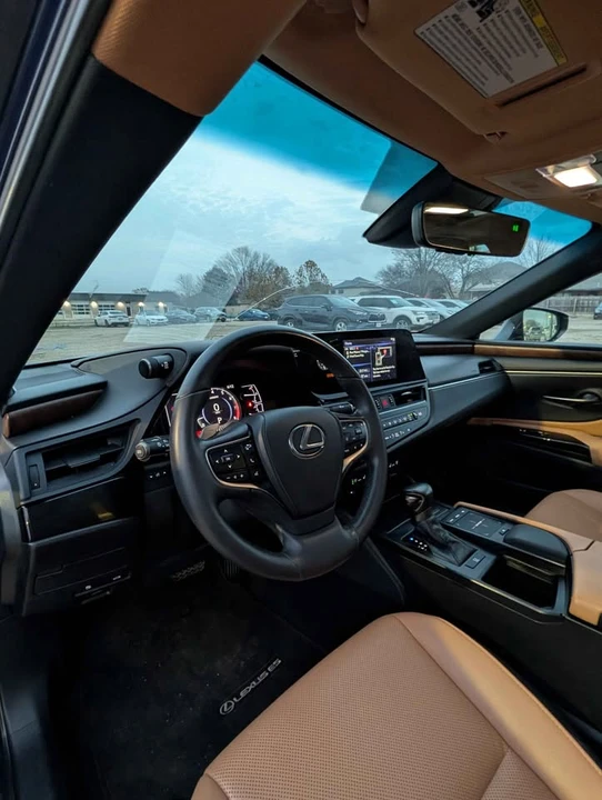 2022 Lexus ES 7th Gen - Image 11 of 18