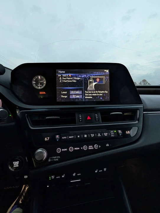 2022 Lexus ES 7th Gen - Image 9 of 18