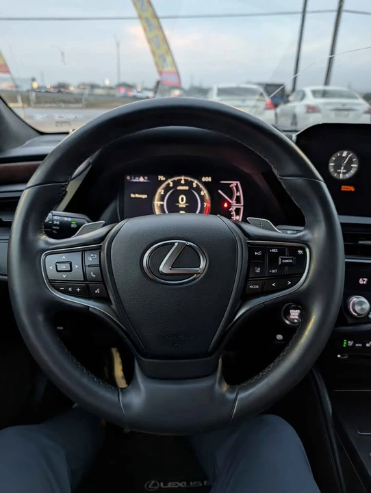 2022 Lexus ES 7th Gen - Image 17 of 18