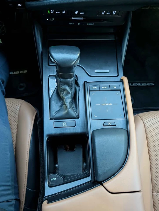 2022 Lexus ES 7th Gen - Image 16 of 18
