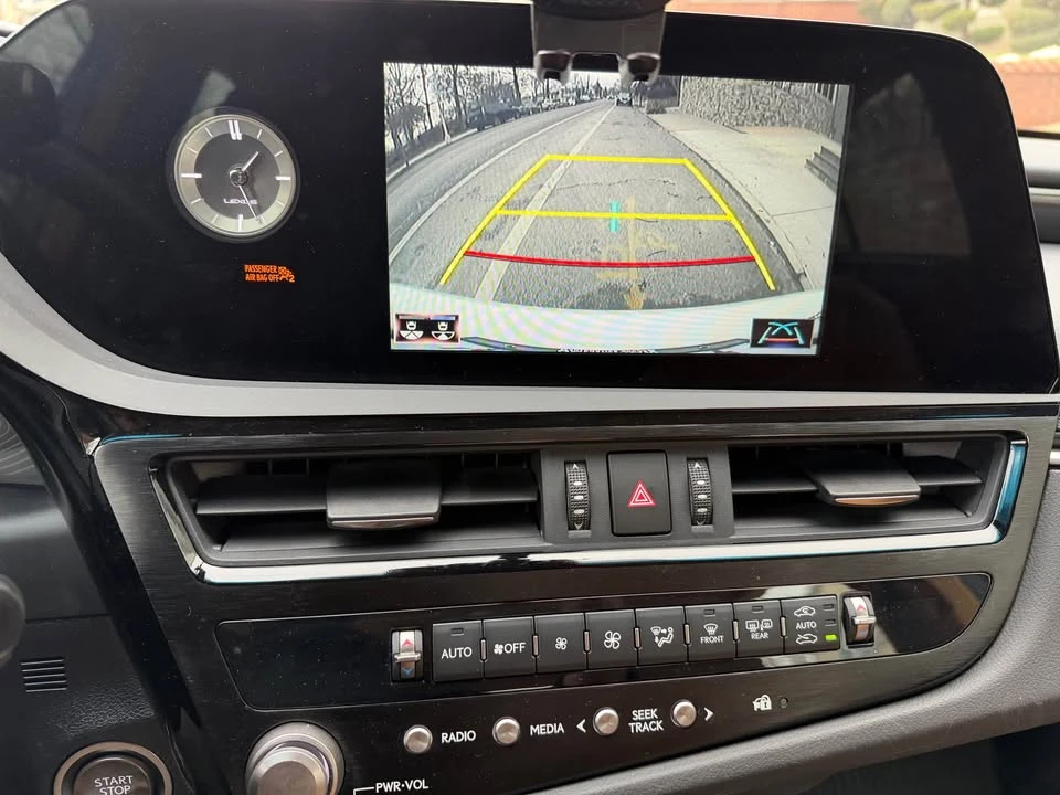 2022 Lexus ES 7th Gen - Image 12 of 15