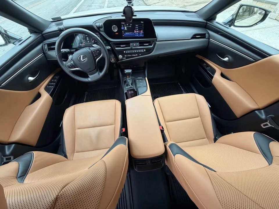 2022 Lexus ES 7th Gen - Image 9 of 17