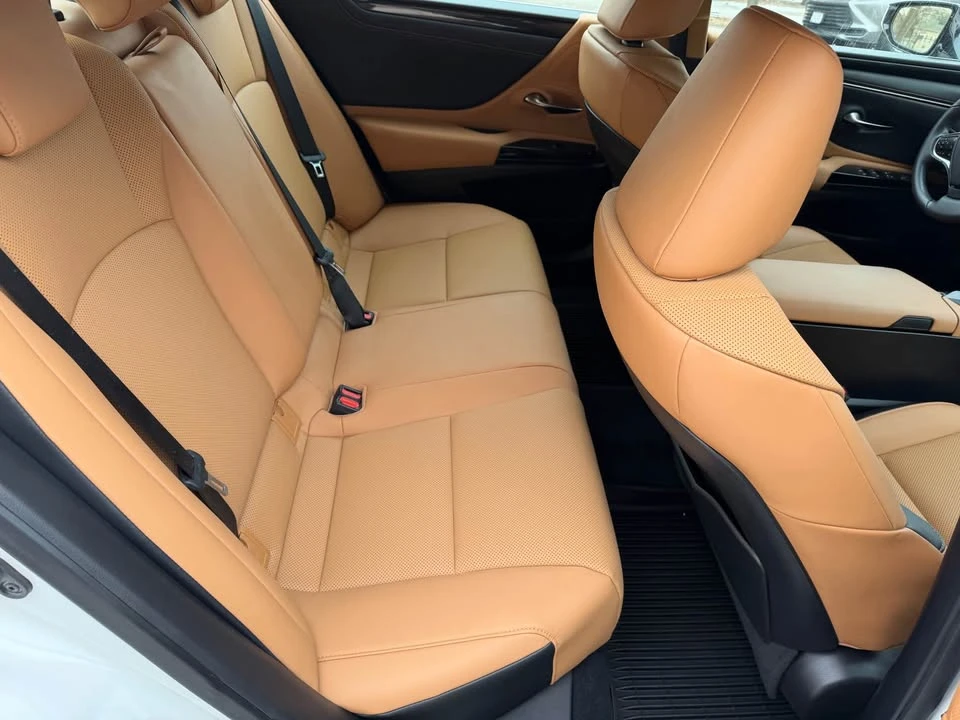 2022 Lexus ES 7th Gen - Image 11 of 17