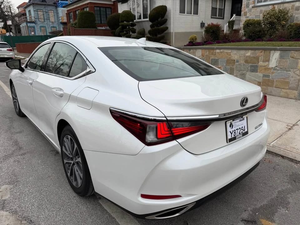 2022 Lexus ES 7th Gen - Image 7 of 17