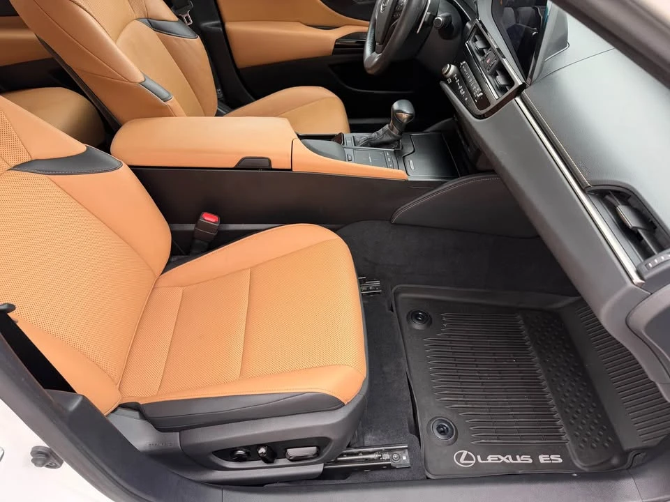 2022 Lexus ES 7th Gen - Image 13 of 17