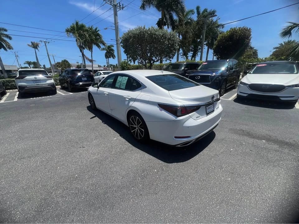 2022 Lexus ES 7th Gen - Image 4 of 11