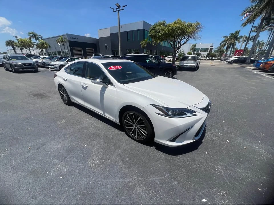 2022 Lexus ES 7th Gen - Image 8 of 11