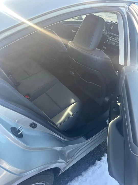 2022 Lexus ES 7th Gen - Image 5 of 9