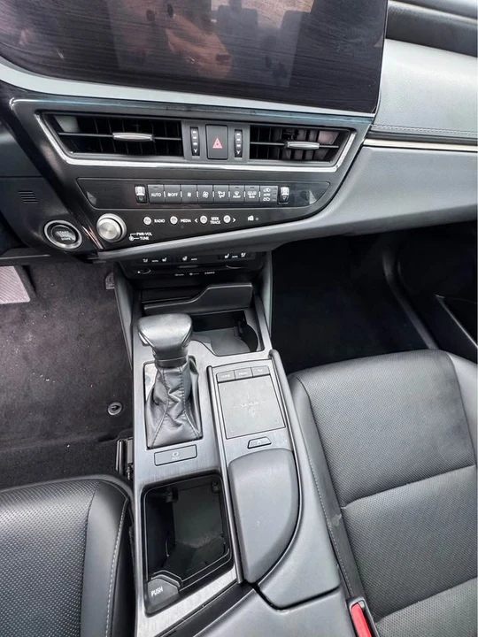 2022 Lexus ES 7th Gen - Image 8 of 13