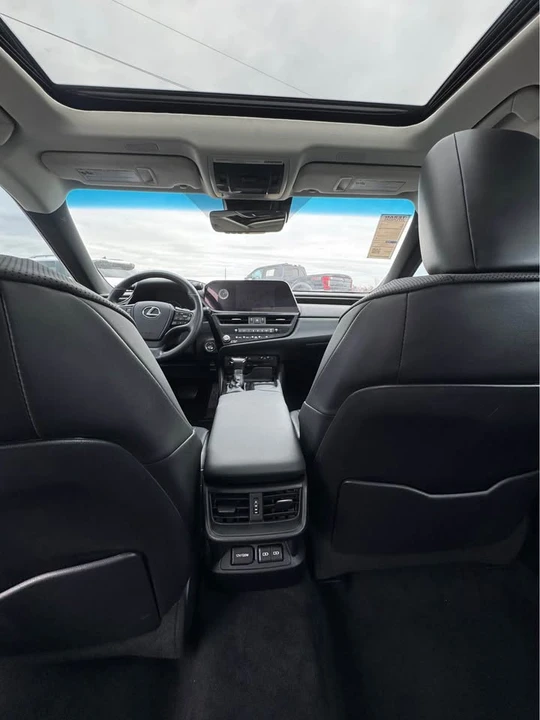 2022 Lexus ES 7th Gen - Image 7 of 13