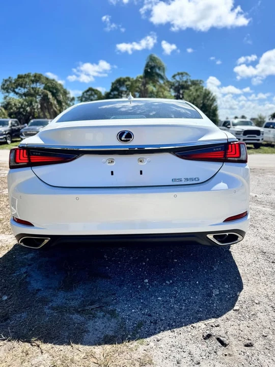 2022 Lexus ES 7th Gen - Image 7 of 19