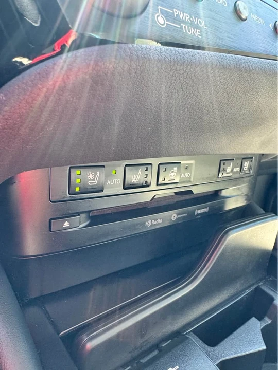 2022 Lexus ES 7th Gen - Image 17 of 19
