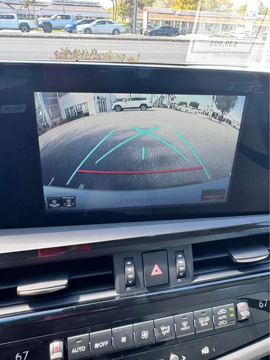 2022 Lexus ES 7th Gen - Image 18 of 19