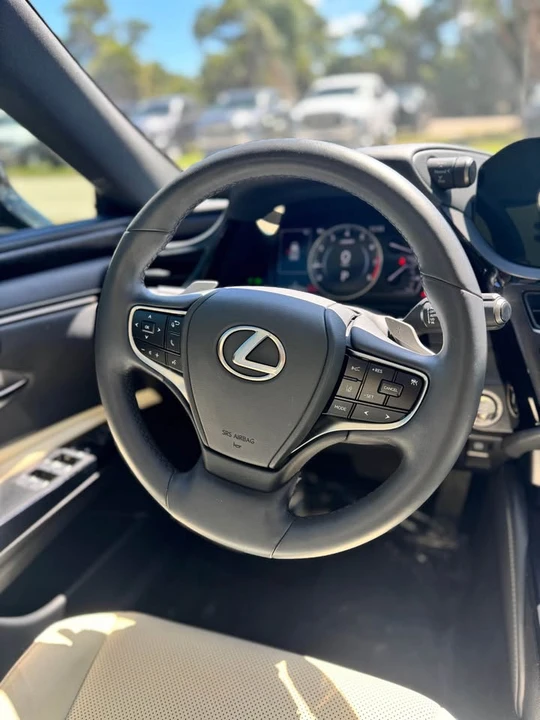 2022 Lexus ES 7th Gen - Image 9 of 19